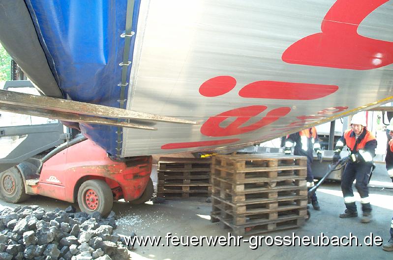 THL Weilbach, Linde Werk IV 073.jpg - Als erste Massnahme wurde mit einem Gabelstapler gesichert